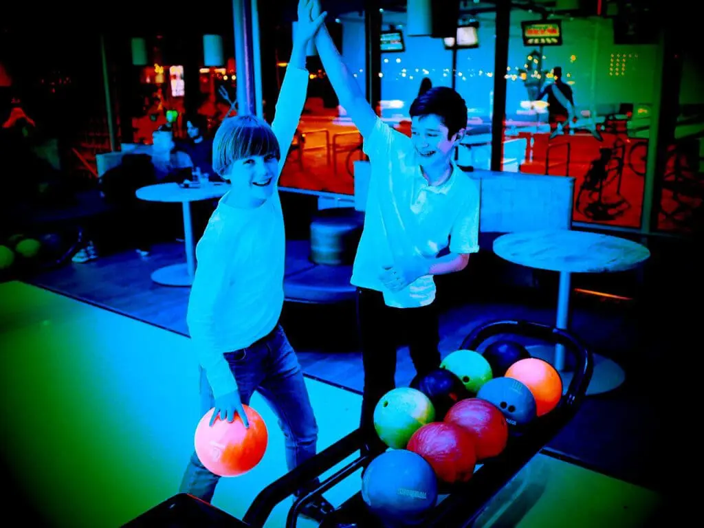 Kinderen die aan het bowlen zijn