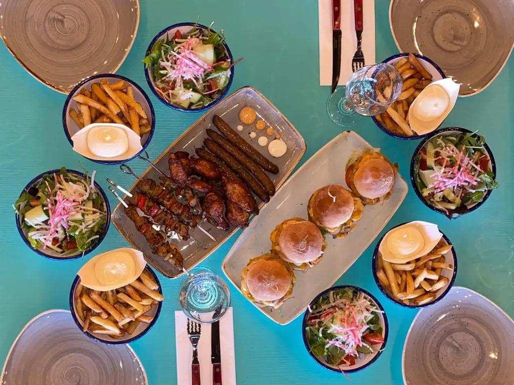 Mixed grill op een tafel