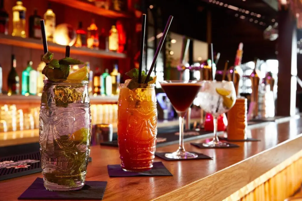Diverse cocktails op een bar