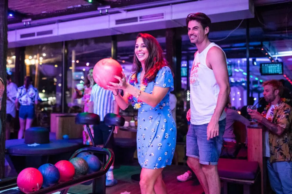 Man en vrouw die aan het bowlen is