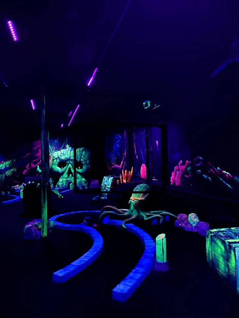 Een glow in the dark minigolf baan