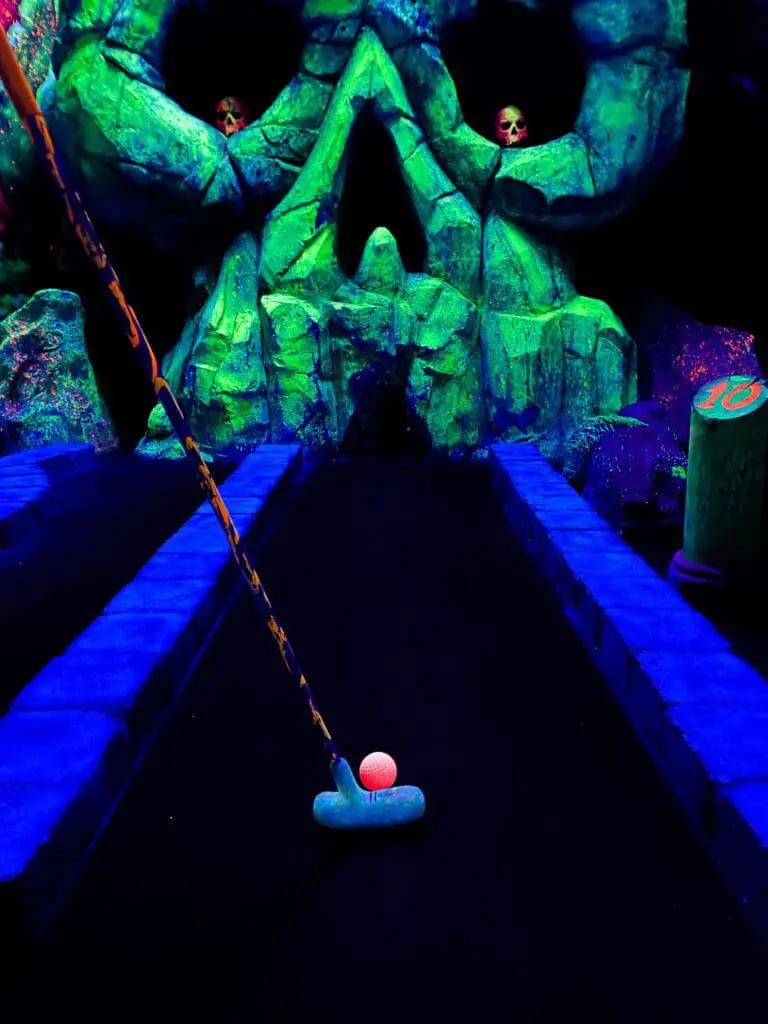 Een glow in the dark minigolf baan en stick