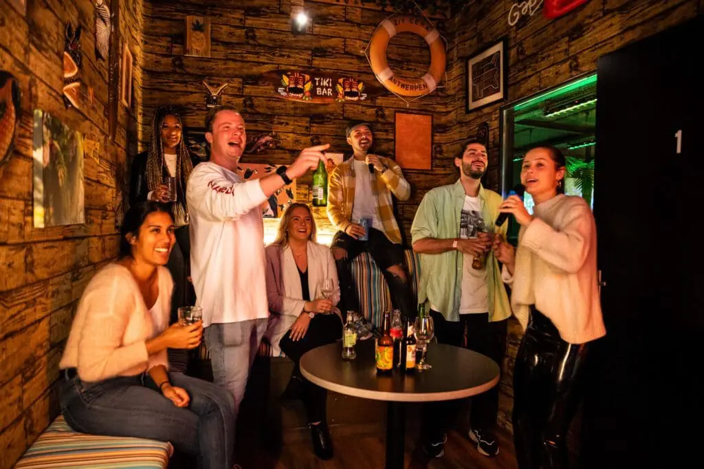Groep mannen en vrouwen die in de VIP room karaoke zingen