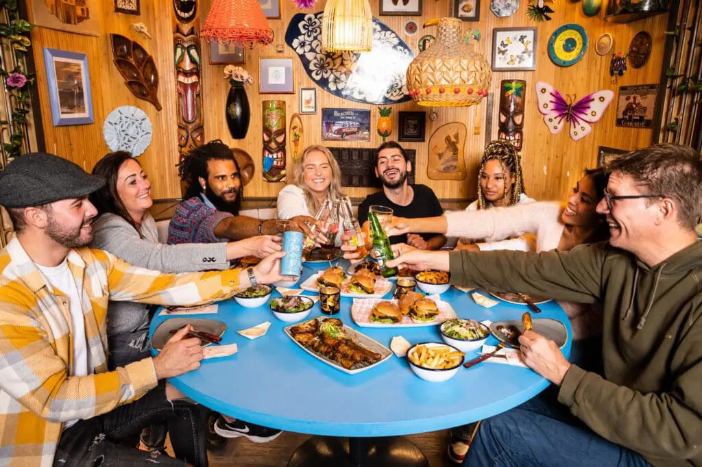 8 proostende mensen tijdens een burger party