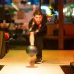 Man die aan het bowlen is