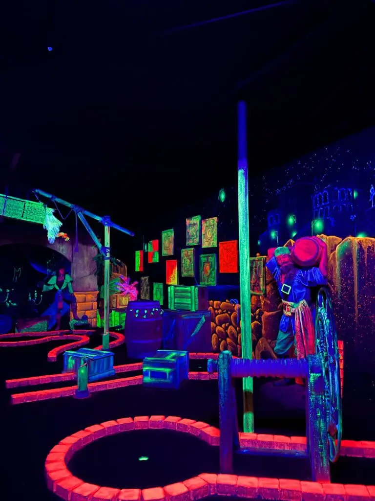 Glow in the dark minigolf spel