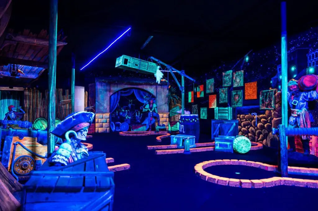 Glow in the dark mingolf baan 1-3