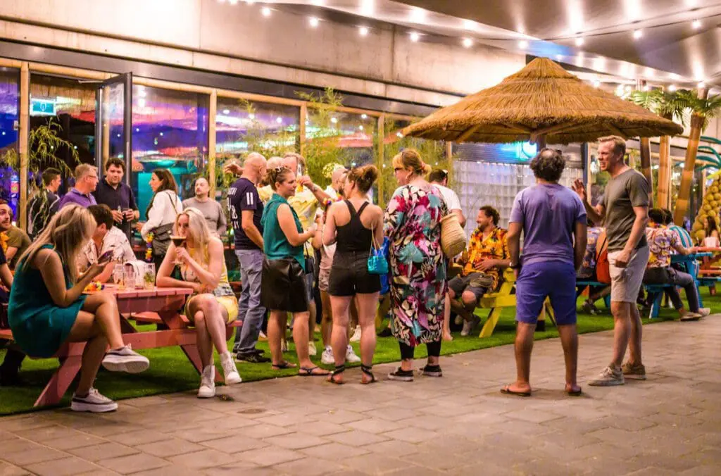 Feestende mensen bij Aloha Amsterdam