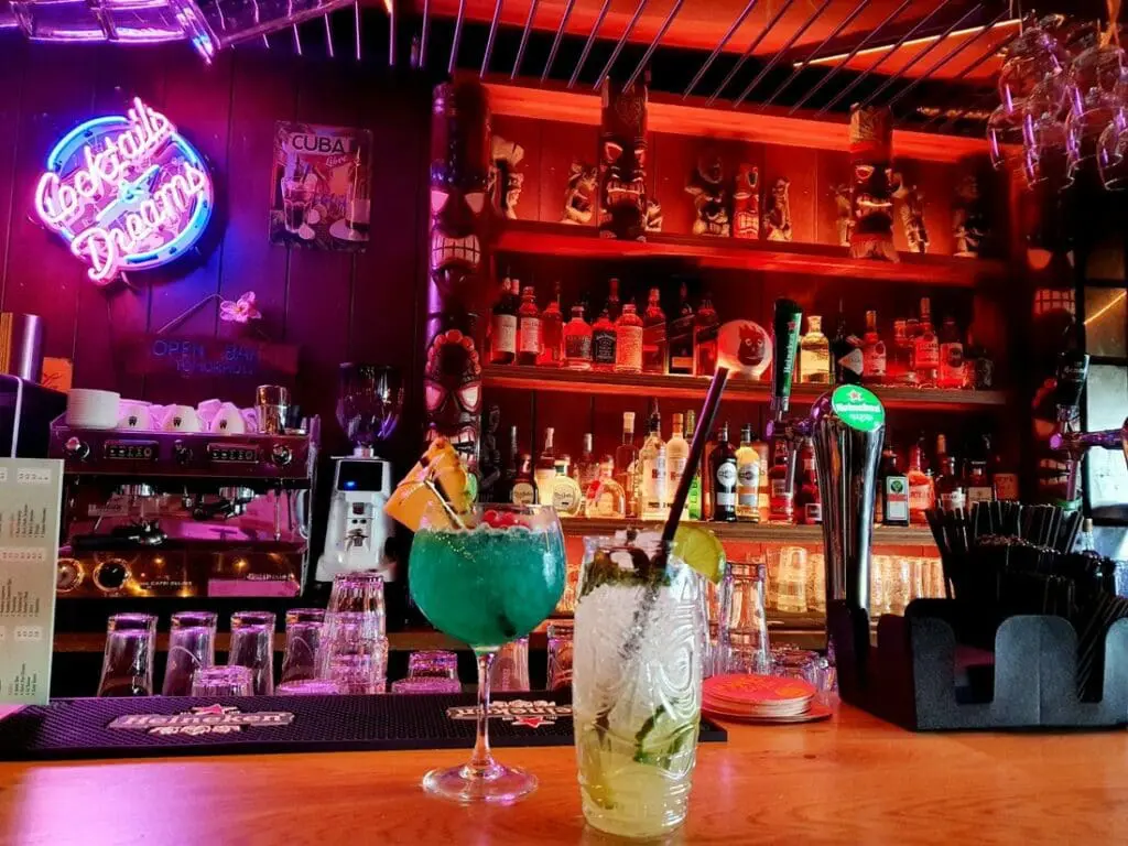 Cocktails die op een bar staan