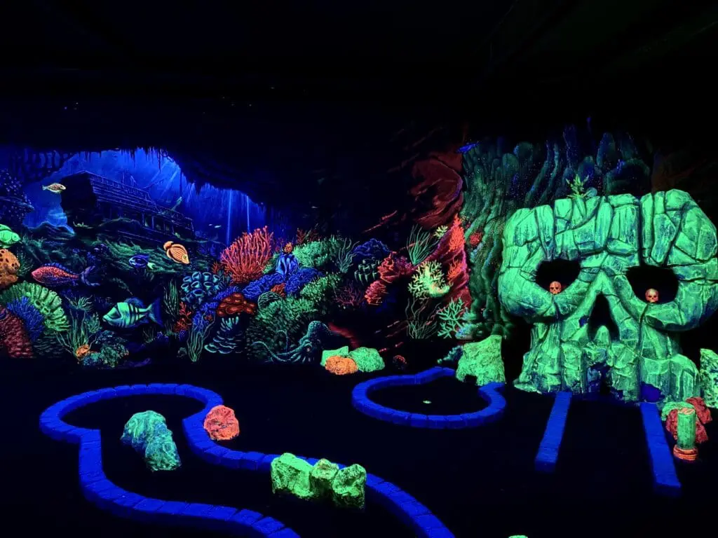 Glow in the dark minigolf spelen