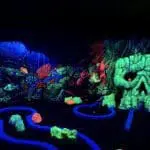 Glow in the dark minigolf spelen