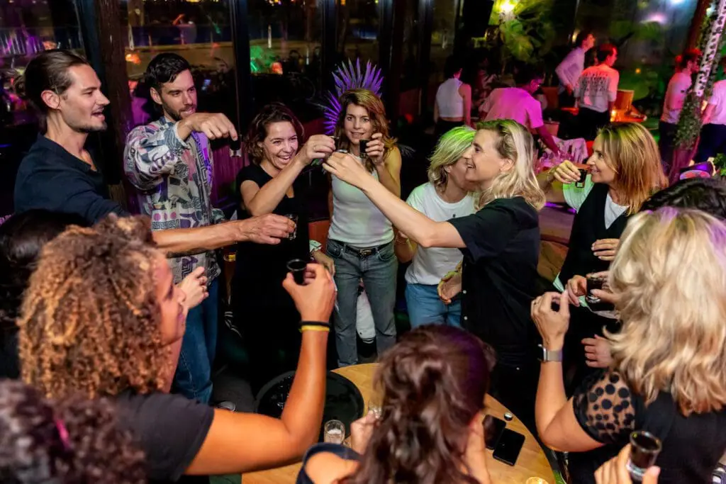 Groep mensen die proosten met een shotje