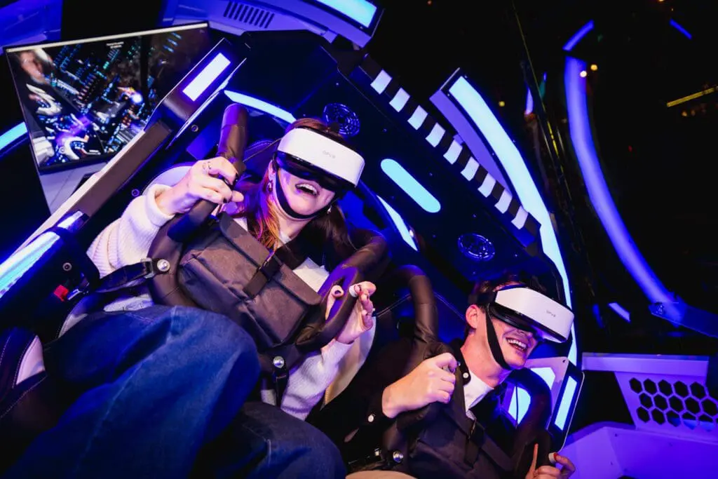 Man en vrouw die een ritje maken in de VR experience de 360 Motion Ride bij Aloha Amsterdam