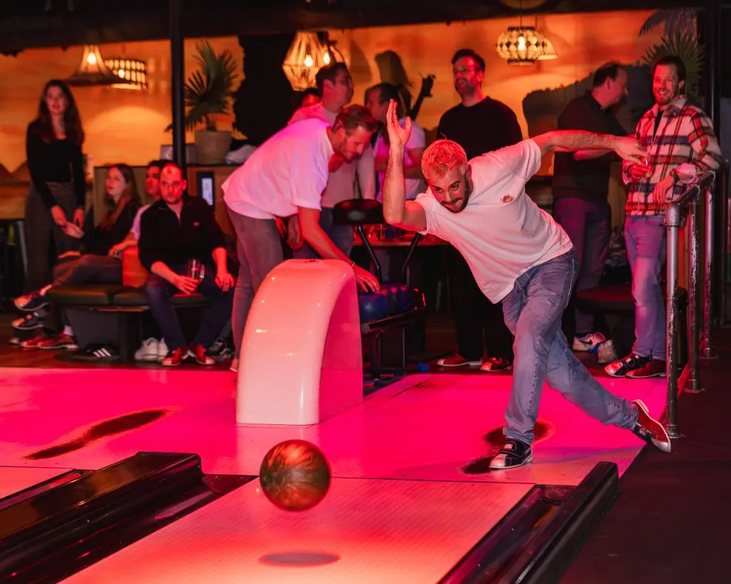 Man gooit bowlingbal op bowlingbaan