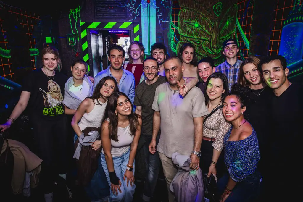Groep mannen en vrouwen in de lasergame arena