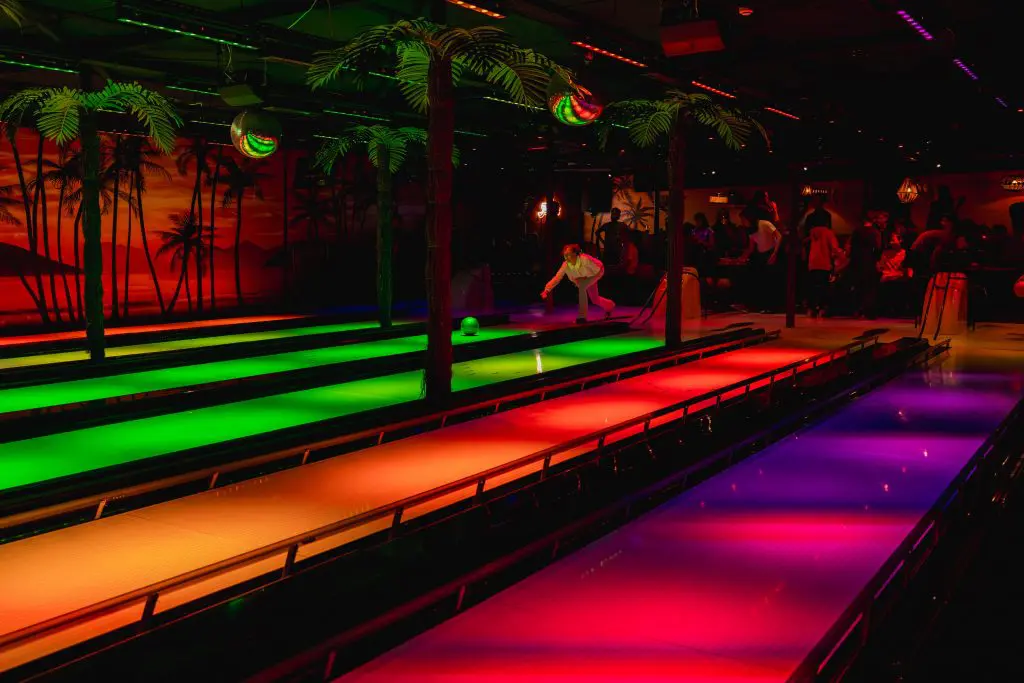 Bowlingbanen verlicht met kleurlampen.