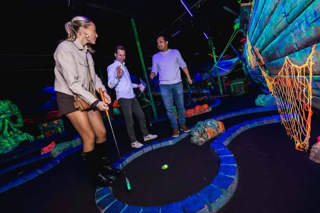 2 jongens en 1 meisje op een minigolf baan