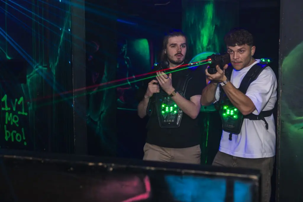 Twee mannen die aan het lasergamen zijn