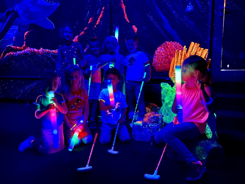 Een foto van kinderen tijdens een kinderfeestje.