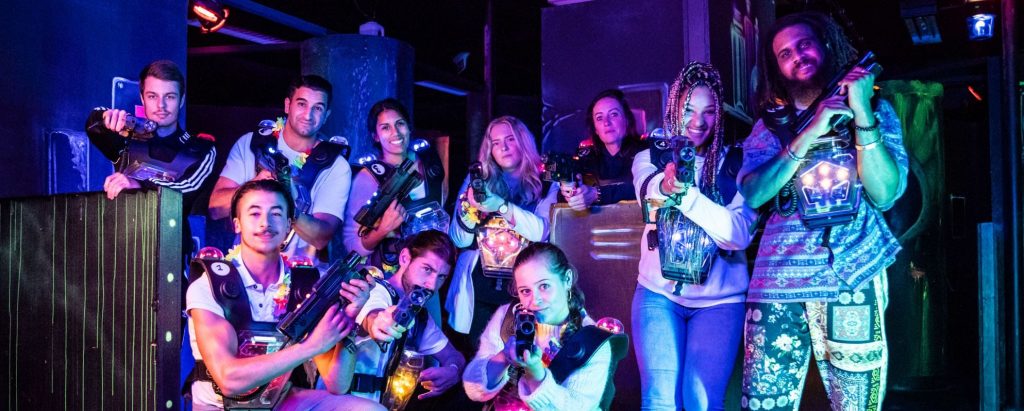 Groep die lasergame speelt