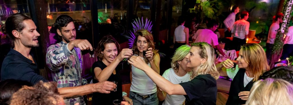 Groep mensen die proosten met een shotje