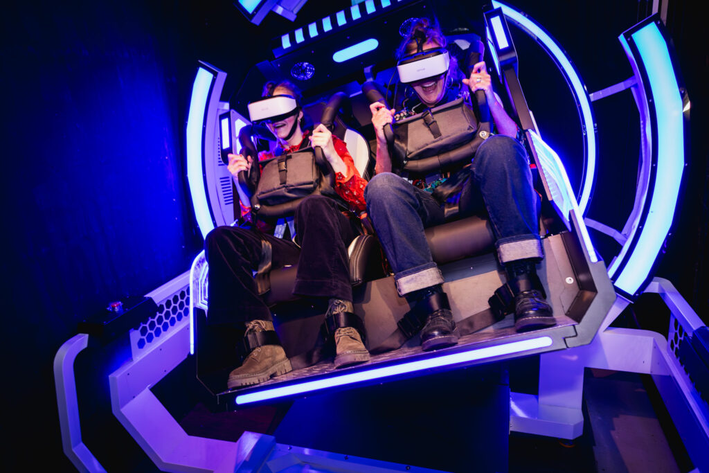 Twee vrouwen in een VR experience de 360 Motion Ride bij Aloha Amsterdam