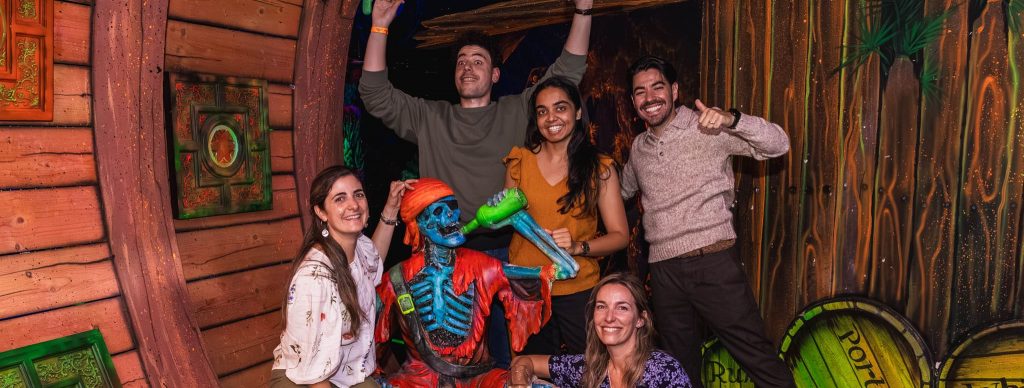 Groep mensen bij op een minigolf baan