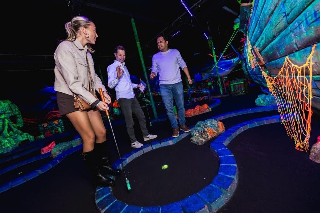 2 jongens en 1 meisje op een minigolf baan