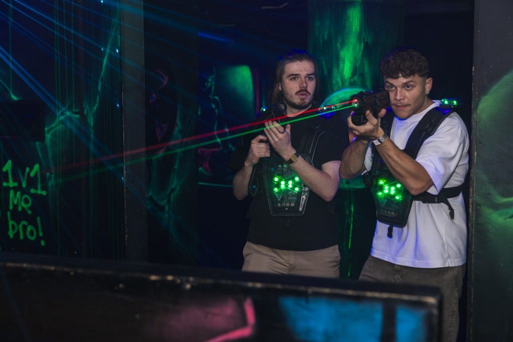 Twee mannen die aan het lasergamen zijn